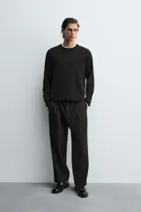 Jersey de hombre, color vino tinto, de calce regular fit, tejido en punto con algodón, cuello redondo y manga larga. Presenta acabados en rib con vuelta en cuello, puños y ruedo.