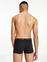 Pack de tres bóxers negros de algodón elástico con cintura elástica con logo de Tommy Hilfiger en blanco y detalles en rojo y azul.