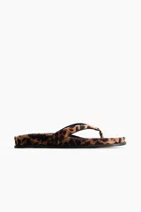 Chancletas planas con estampado de leopardo, tiras finas de dedo y plantilla preformada con acabado de pelo.