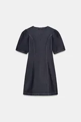 Vestido corto de denim oscuro con cuello redondo, mangas cortas abullonadas y costuras decorativas en contraste. Presenta un corte entallado y cierre posterior con cremallera oculta.