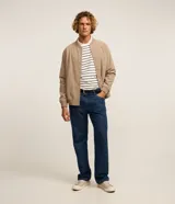 Campera bomber masculina de terciopelo cotelé color beige, con cuello redondo, mangas largas, cierre frontal de botones forrados, bolsillos laterales y terminaciones de elástico en puños y cintura.