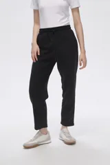 Pantalón tipo babucha de corte recto, confeccionado en tejido con felpa, con cintura elástica y cordón de ajuste frontal.