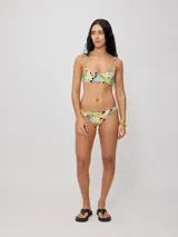 Top de bikini color verde azulado, de corte clásico con escote en V y tirantes finos ajustables.