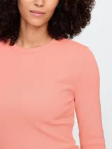 Remera de manga larga confeccionada en tejido rib, con cuello redondo y ajuste al cuerpo.