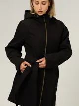 Campera softshell de corte entallado con cinturón anudable en la cintura, cierre frontal completo y capucha integrada. Presenta un diseño minimalista con bolsillos laterales y logo metálico distintivo.