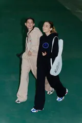 Pantalón de jogging recto color camel, confeccionado en frisa. Tiene bolsillos laterales, cintura elastizada y puño estampado en la botamanga trasera con el isologo de Renée.