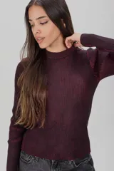 Sweater de punto acanalado negro con sutiles destellos cobrizos, de cuello redondo y manga larga.