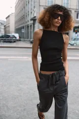 Pantalón de tiro bajo con cintura elástica ajustable mediante cordón, bolsillos delanteros y bolsillos de plastrón en la parte trasera.