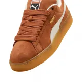 Championes Puma modelo Suede XL, color azul vibrante con detalles en blanco. Presentan un diseño clásico de gamuza con cordones anchos, suela de goma texturizada y el logo de la marca en dorado en el lateral.