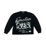 Remera manga larga color negro con estampado gráfico frontal de estilo vintage que incluye la palabra "Emotion", querubines en paneles rectangulares y el texto "Made By SCARS".
