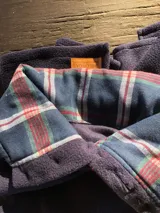 Sweater de tejido de punto suave en color rosado, con diseño holgado, cuello redondo y aberturas laterales en el ruedo.
