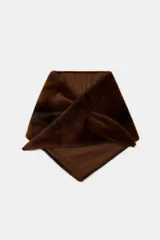 Bufanda triangular con exterior de textura suave efecto pelo y forro interior de satén a tono.