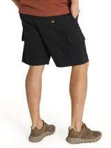 Short cargo negro con bolsillos laterales utilitarios con solapa y botones, tiro medio y cierre de cremallera.