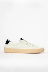 Zapatillas blancas de cuero con detalles en negro en el talón y la lengüeta.