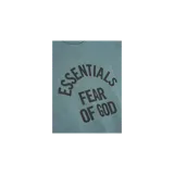 Remera de manga corta Fear of God Essentials, de color verde con efecto lavado y corte oversize. Cuenta con cuello redondo y el logotipo de la marca estampado en el pecho con efecto texturizado.