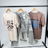 Remera marrón de mangas cortas con estampa en la espalda que incluye una flor azul, la frase "Boundless Art" y números.