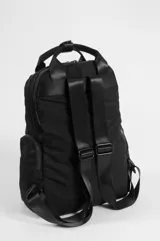 Mochila porta laptop color negro de nylon, con bolsillos laterales con cierre, amplio bolsillo frontal con cierre y llavero decorativo colgante con cuentas de colores. Cuenta con espacio interior acolchado para laptop.