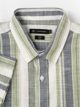 Camisa de manga corta de la marca Cuatroases, con diseño de rayas verticales en tonos blanco, gris y verde. Confeccionada en algodón con efecto lino, cuenta con cuello camisero y cierre frontal de botones.