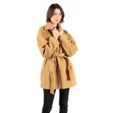 Campera color camel de poliéster, con fit regular, acceso con cierre y dos bolsillos exteriores abiertos.