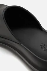 Sandalia tipo pala color beige, con tira ancha en el empeine y suela con volumen.