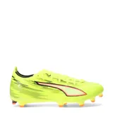 Championes de fútbol Puma Ultra 6 Match FG/AG, color amarillo neón con detalles en negro y naranja. Presentan un diseño aerodinámico con textura en la superficie para un mejor control del balón y suela con tapones para césped natural y artificial.