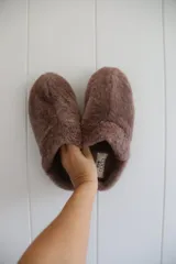 Pantuflas cerradas color marrón con textura de corderito.