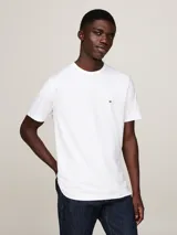 Remera de cuello redondo y manga corta de la marca Tommy Hilfiger. Presenta un diseño minimalista en color blanco con el logo de la marca bordado en el pecho.