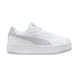 Championes Puma de mujer modelo Court Lally Skye, color blanco con detalles en lila pálido. Presentan un diseño de corte bajo con capellada sintética, franja Puma Formstrip en el lateral y suela de goma tipo plataforma. Incorporan plantilla SoftFoam+.