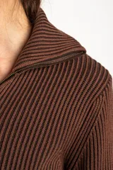 Cardigan tejido de algodón en color marrón, con cuello solapa, cierre frontal completo con cremallera y diseño de canalé ancho.