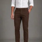 Pantalón de gabardina azul marino, diseño chino sport de corte recto, con bolsillos laterales y traseros, cierre frontal con botón y cremallera.