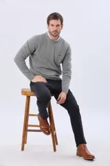 Buzo tejido de lana con escote redondo a la base, de manga larga y calce clásico.