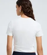 Remera baby look de algodón con cuello redondo y manga corta. Presenta un diseño ajustado al cuerpo y estampa frontal con la inscripción USA 2008 y una estrella central.