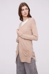 Saco tipo cárdigan abierto de tejido de punto, con mangas largas y bolsillos frontales aplicados.