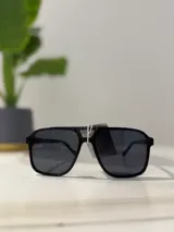Lentes de sol negros con forma aviador.