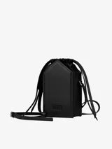 Bolso bandolera rígido color negro, con forma rectangular y tapa superior triangular. Presenta cierre con cordón ajustable, correa fina regulable y logo grabado en el frente.