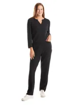 Pantalón estilo jogger de textura suave, con cintura elástica y bolsillos laterales funcionales. Presenta una silueta de pierna recta con caída relajada.