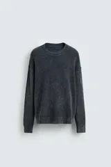 Jersey de punto con textura acanalada y efecto lavado, de corte relajado, cuello redondo y manga larga con puños y ruedo en rib.