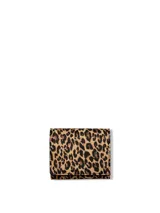 Billetera pequeña tipo tríptico de piel sintética con estampado animal print de leopardo, con solapa y cierre de broche, múltiples bolsillos interiores para tarjetas y un compartimento con cremallera para monedas.
