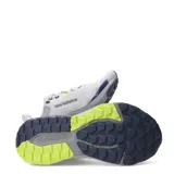 Championes de trail running New Balance Nitrel V6, de color gris con detalles en azul marino y acentos en amarillo flúor. Presentan suela con tecnología AT Tread, refuerzo Toe Protect en la puntera y el logo 'N' en los laterales.
