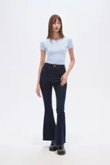 Pantalon de jean estilo oxford de tiro alto, con costuras frontales verticales y ruedo deshilachado.