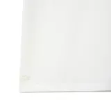 Remera de algodón blanca de corte clásico, con cuello redondo y manga corta. Presenta un pequeño estampado en el pecho que muestra al icónico cocodrilo de Lacoste vestido con ropa deportiva y montando una bicicleta, junto con los logotipos de Lacoste y Netflix.