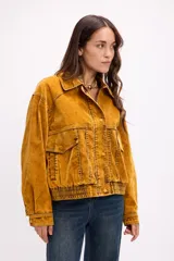 Campera de terciopelo color marrón chocolate, con cierre frontal, bolsillos laterales y elástico en el ruedo. Presenta un diseño de corte holgado con costuras marcadas.