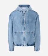 Campera tipo bomber confeccionada en tejido de jean, con cierre frontal de cremallera, capucha ajustable con cordones y bolsillos frontales. Presenta puños y cintura elásticos, ofreciendo un ajuste cómodo y un estilo urbano.