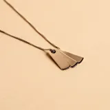 Collar de cadena fina tipo veneciana en plata 925, con tres dijes colgantes rectangulares lisos y minimalistas.