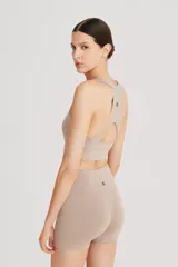 Top deportivo negro de cintura ancha, realizado en tela doble suave y de alta elasticidad. Detalle de breteles cruzados en la espalda.