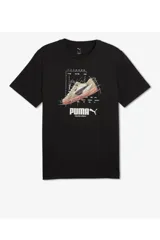 Remera Puma Graphics Sneaker Tee de color negro, de manga corta y cuello redondo, con un estampado gráfico frontal que incluye el diseño técnico de un champión y el logotipo de la marca.