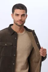 Campera de pana color marrón oscuro con forro de corderito, cuello camisero, bolsillos frontales con solapa y botones metálicos.