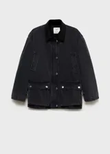 Chaqueta estilo vaquero de algodón en color negro lavado, con diseño oversize y acolchado interior. Presenta cuello camisero en contraste, cierre frontal con botones a presión, dos bolsillos de parche con solapa y dos bolsillos de ribete en la parte delantera.