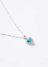 Collar de plata 925 con cadena tipo singapur y dije colgante en forma de corazón con piedra turquesa central rodeada de zirconias.