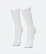 Par de medias blancas de caña larga, con textura acanalada (canalé) y textura de toalla en la zona del pie.